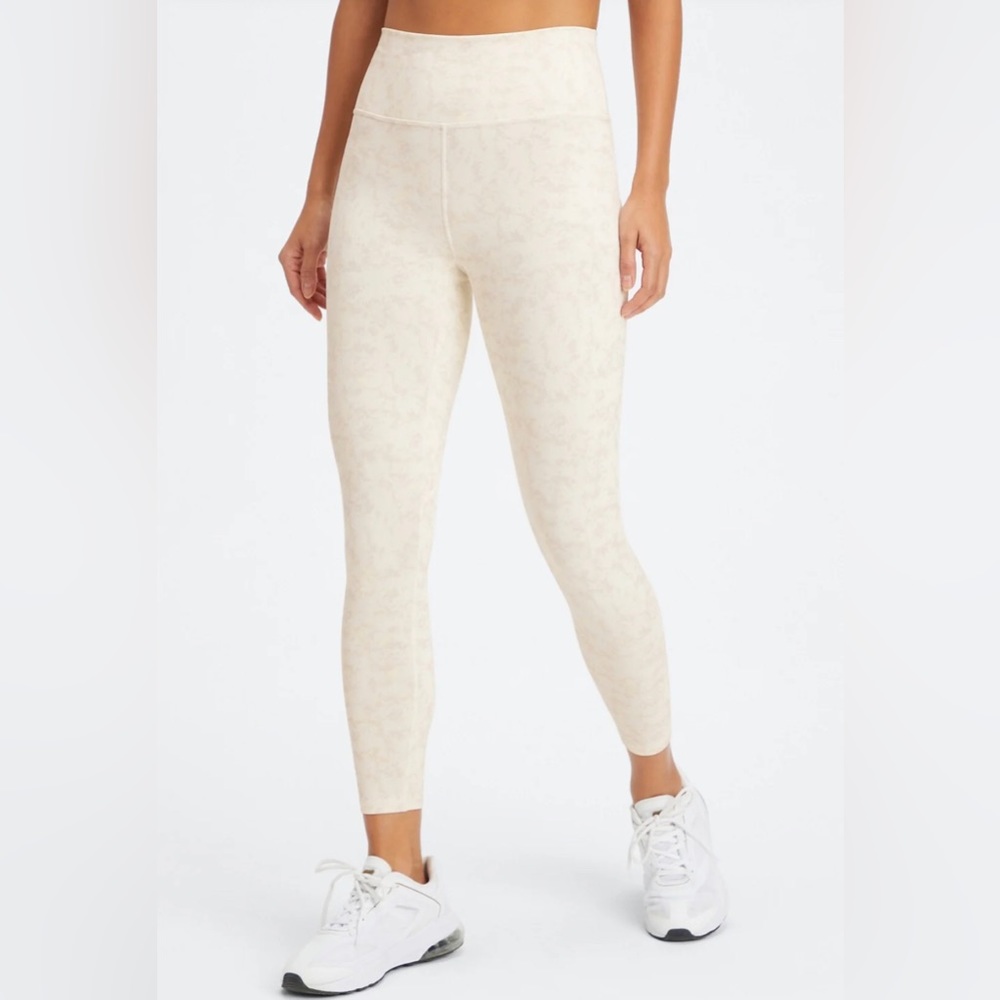 Fabletics 7/8 high waisted small leggings new with tags original packaging cream